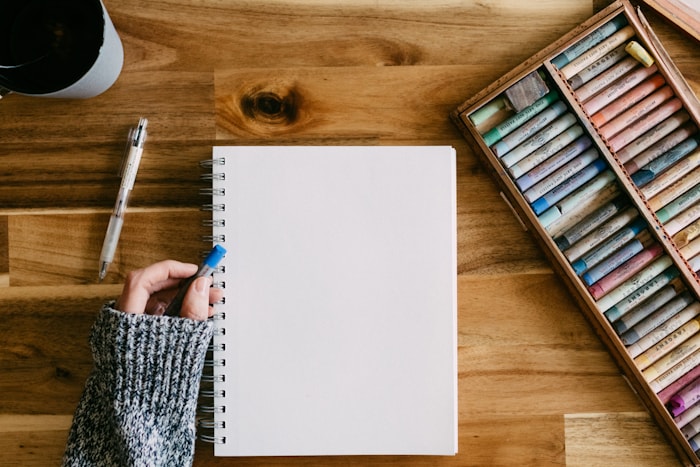 Persona revisando documentos de compra inmobiliaria